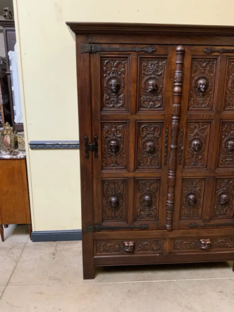 Antiker neogotischer Kleiderschrank mit Wäschefächer - Lieferung möglich! 8