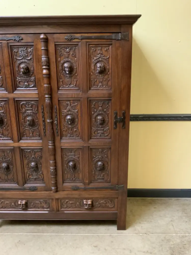 Antiker neogotischer Kleiderschrank mit Wäschefächer - Lieferung möglich! 9