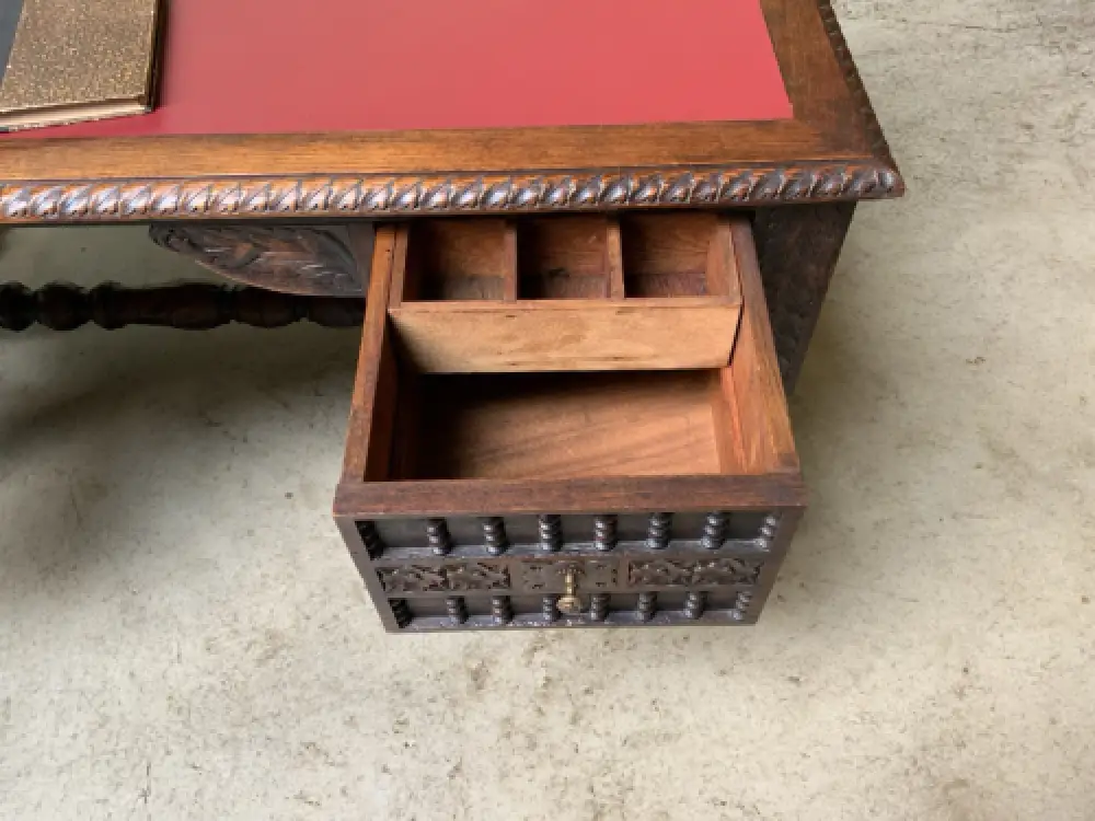 Antiker imposanter Schreibtisch aus der Bretagne - Lieferung möglich! 16