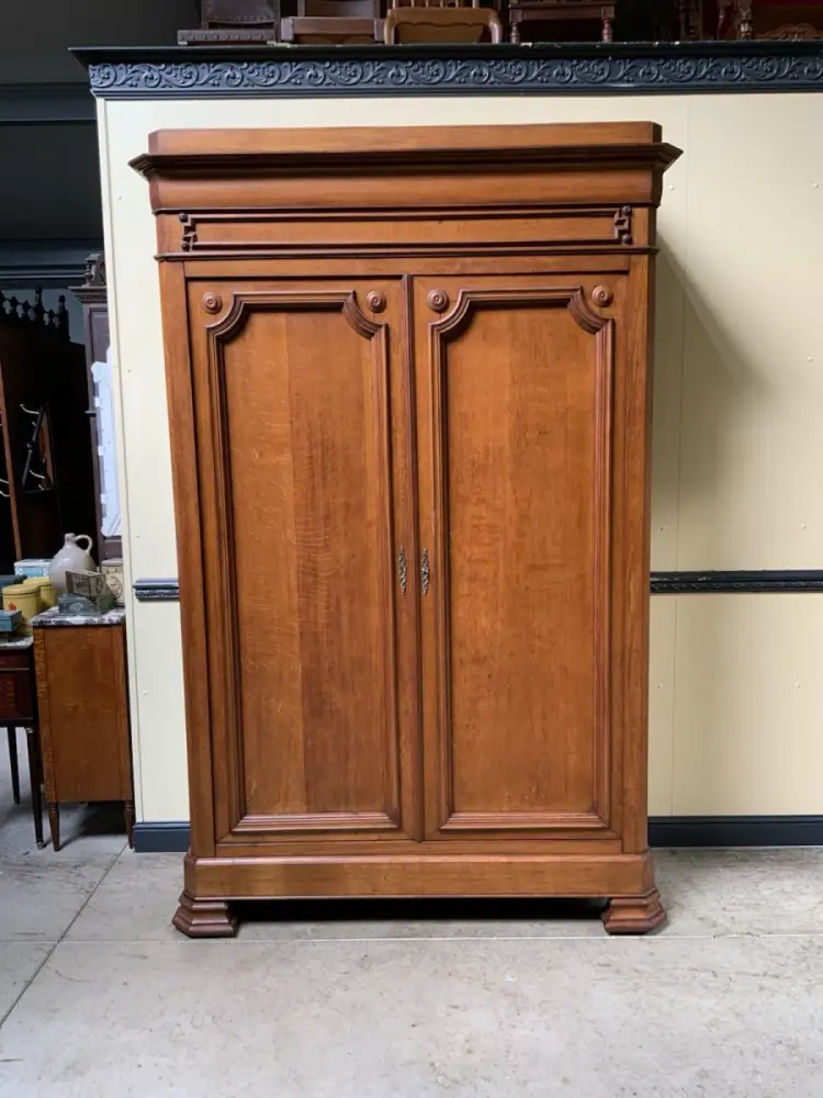 Antiker imposanter Kleiderschrank aus der Normandie,  - Lieferung möglich! 0