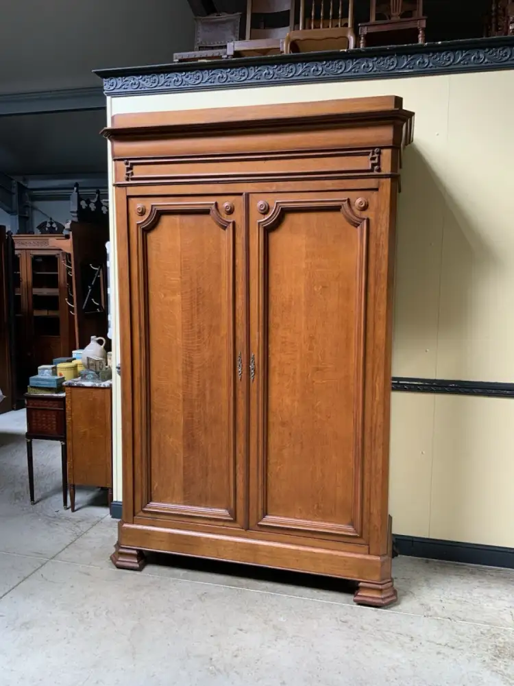 Antiker imposanter Kleiderschrank aus der Normandie,  - Lieferung möglich! 1