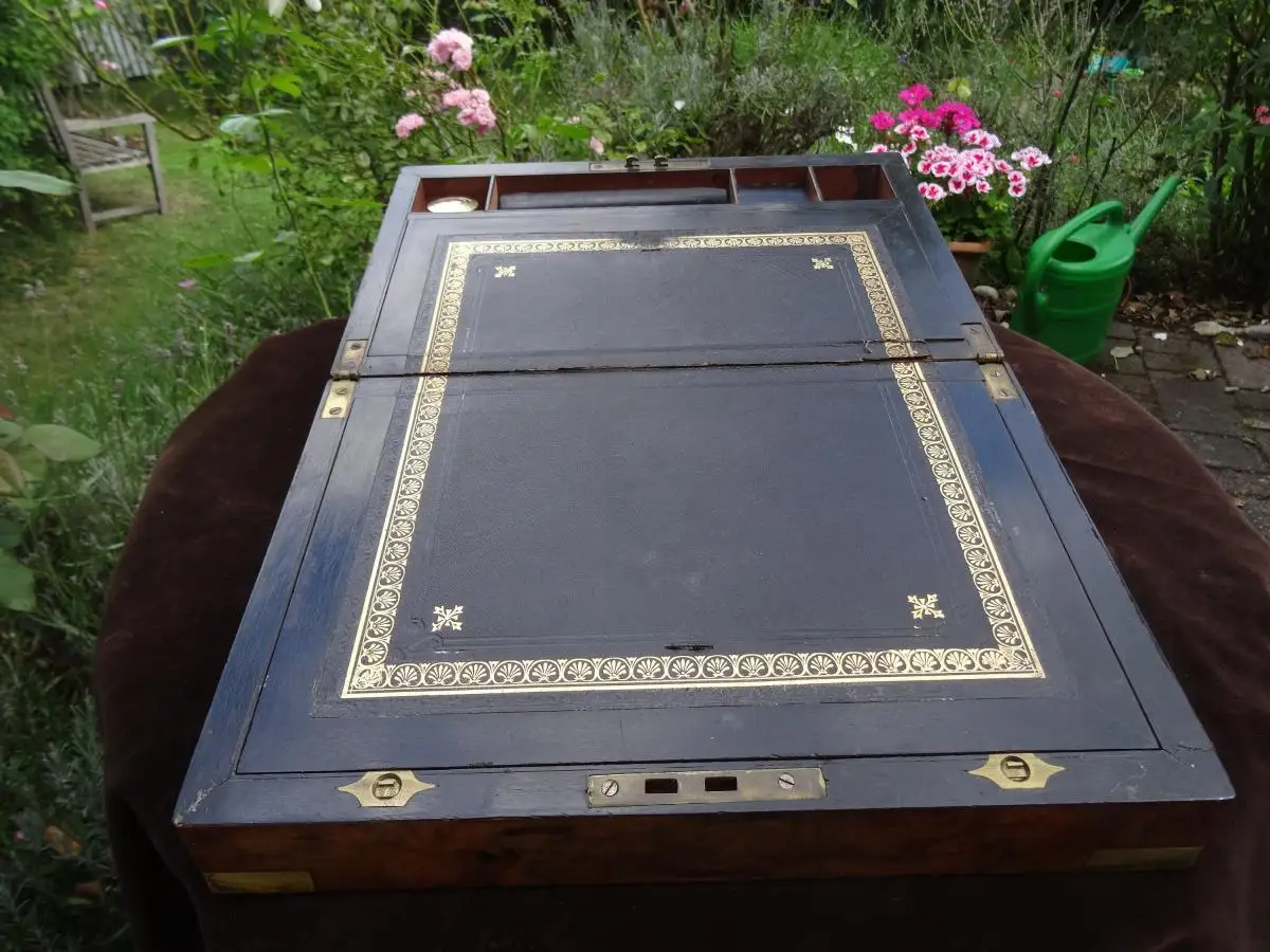Nussbaum Reisesekrätär, Schreibbox, writing slope, Dokumentenschatulle, 19. Jh. England, gut erhalten, Messingbeschläge, Schloss 1