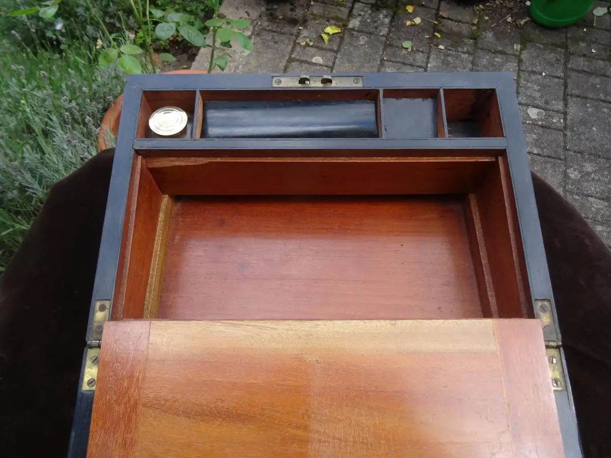 Nussbaum Reisesekrätär, Schreibbox, writing slope, Dokumentenschatulle, 19. Jh. England, gut erhalten, Messingbeschläge, Schloss 3