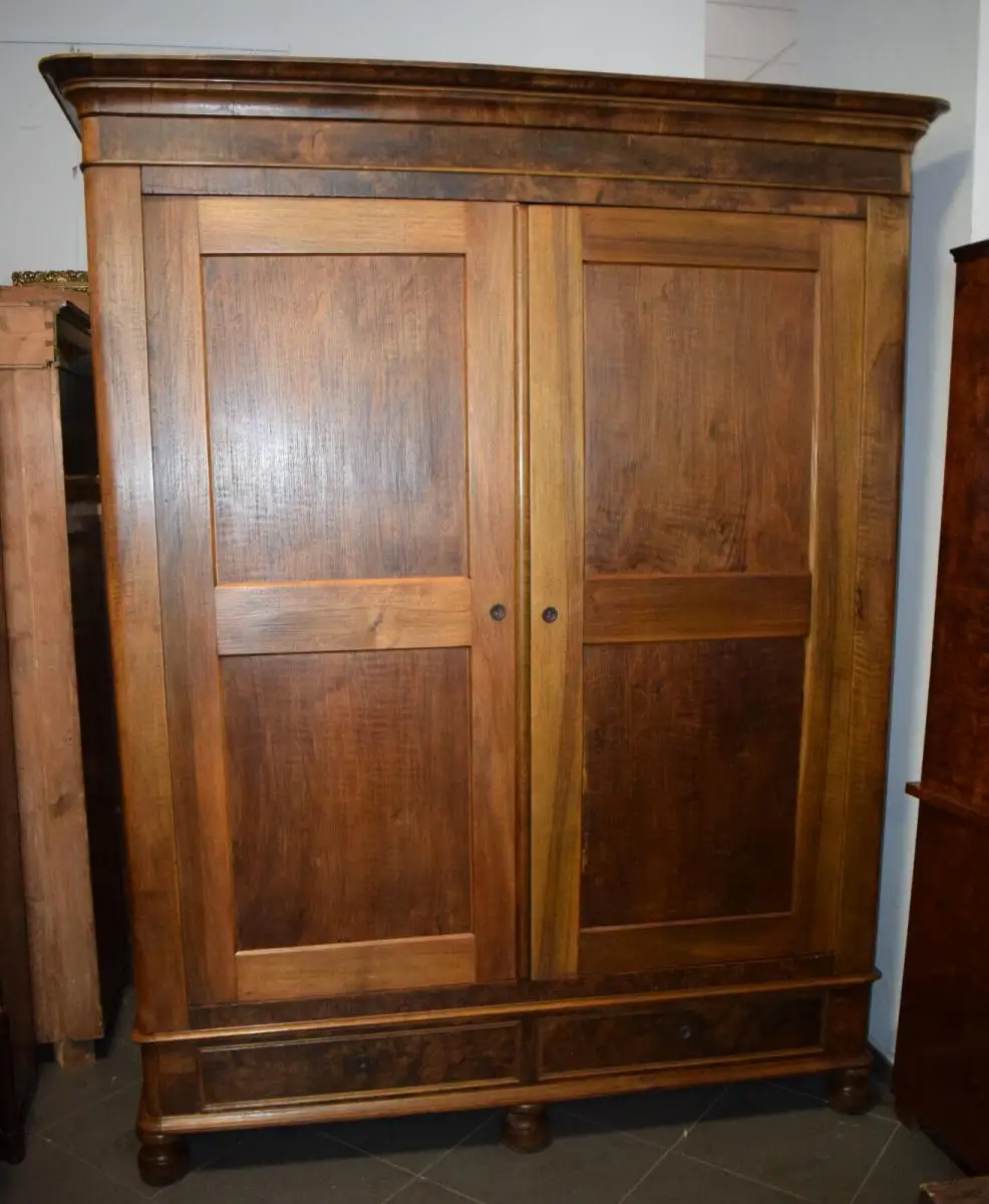 Schöner großer Dielenschrank, Nussbaum furniert,  2-türig mit 2 Schubladen, TOP 0