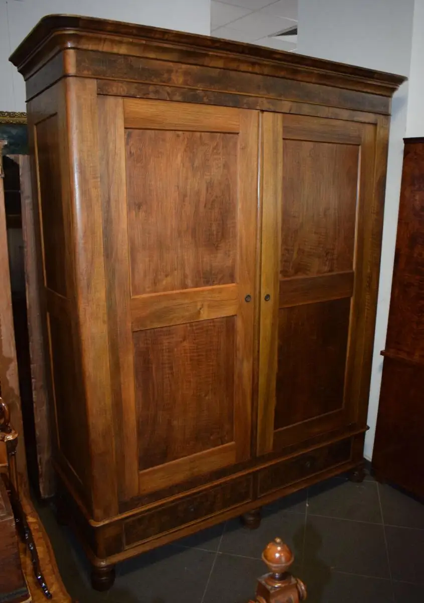 Schöner großer Dielenschrank, Nussbaum furniert,  2-türig mit 2 Schubladen, TOP 1