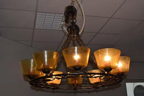 Riesige schmiedeeiserne Lampe mit 10 Glasschirmen, Rittersaal, Burg, Gaststätte