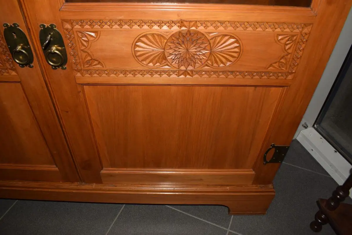 Schöner Bücherschrank, Kirschbaum, mit Kerbschnitzerei, sehr guter Zustand! 2