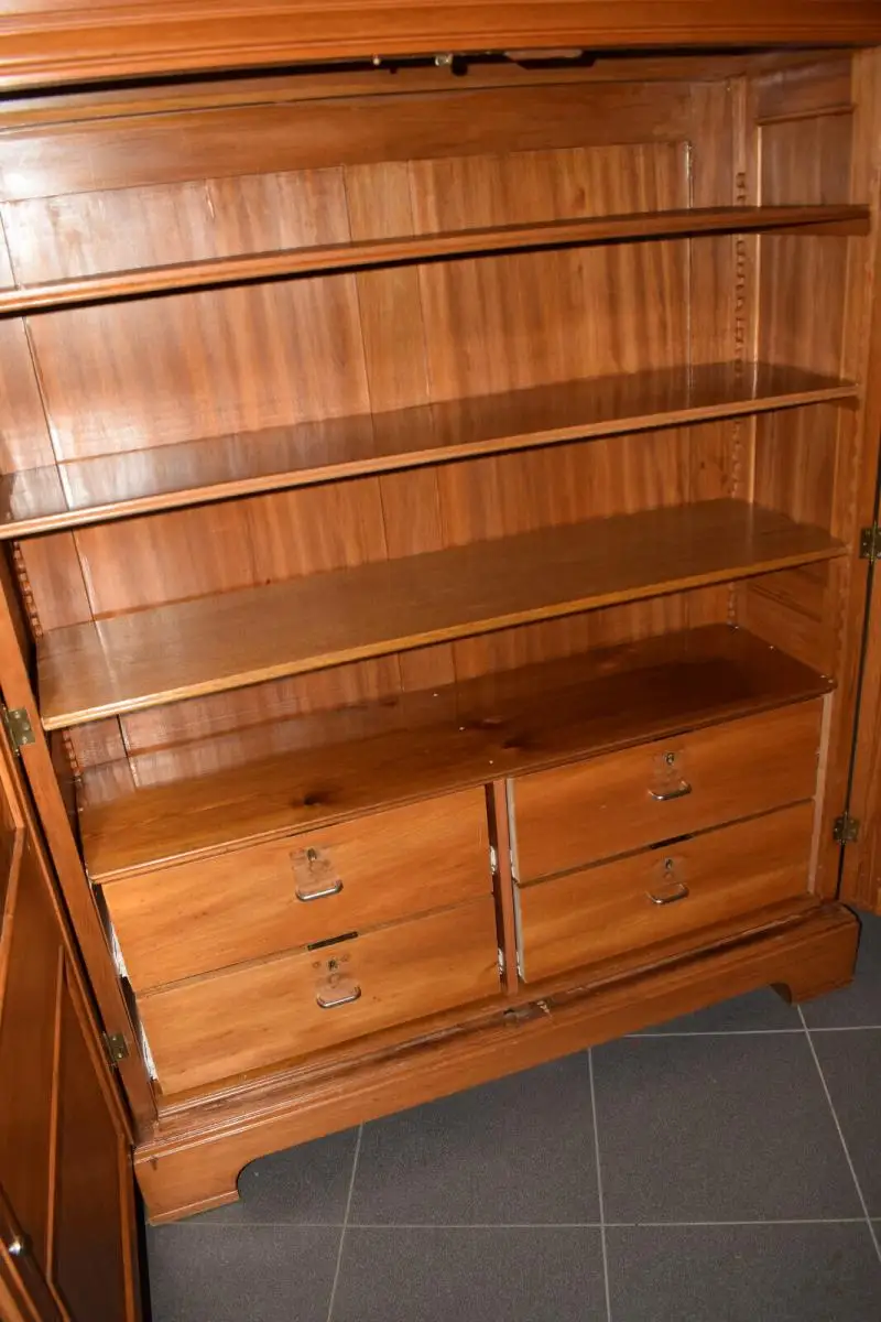Schöner Bücherschrank, Kirschbaum, mit Kerbschnitzerei, sehr guter Zustand! 3
