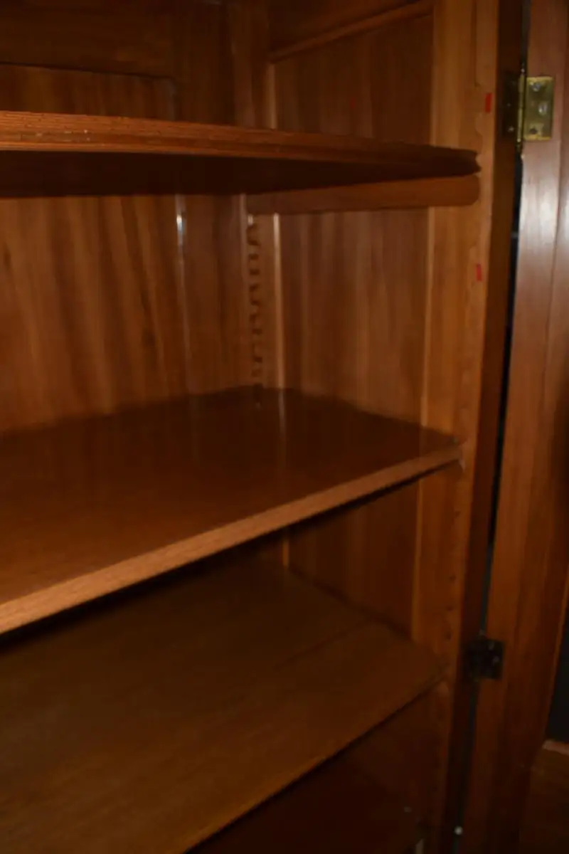 Schöner Bücherschrank, Kirschbaum, mit Kerbschnitzerei, sehr guter Zustand! 4