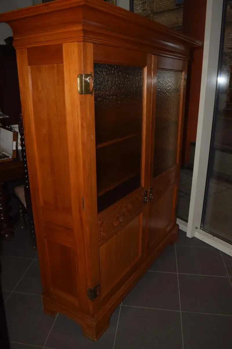 Schöner Bücherschrank, Kirschbaum, mit Kerbschnitzerei, sehr guter Zustand! 7