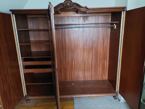 Wunderschöner Schrank Schlafzimmer, Kleider-Wäscheschrank Nussbaum TOP ZUSTAND!!