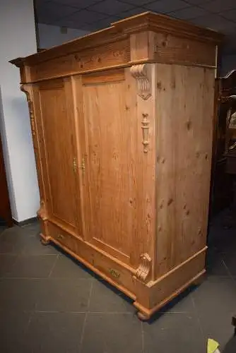 Schöner großer Dielenschrank, Weichholz, Gründerzeit mit 2 Schubladen, TOP