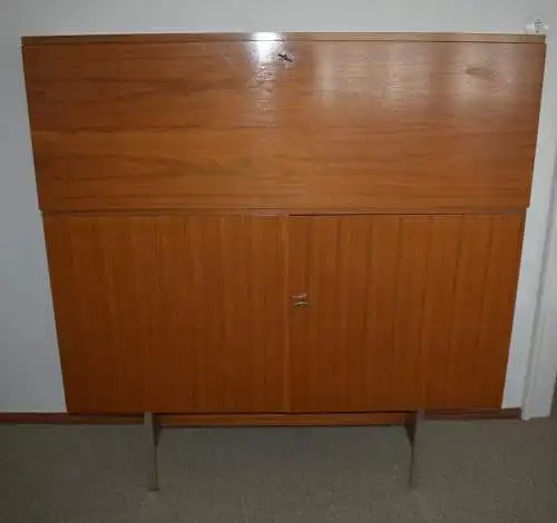 Großes Highboard mit Barteil, kanadischer Nußbaum von 1967 Top Zustand!