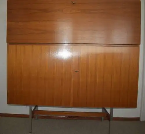 Großes Highboard mit Barteil, kanadischer Nußbaum von 1967 Top Zustand!