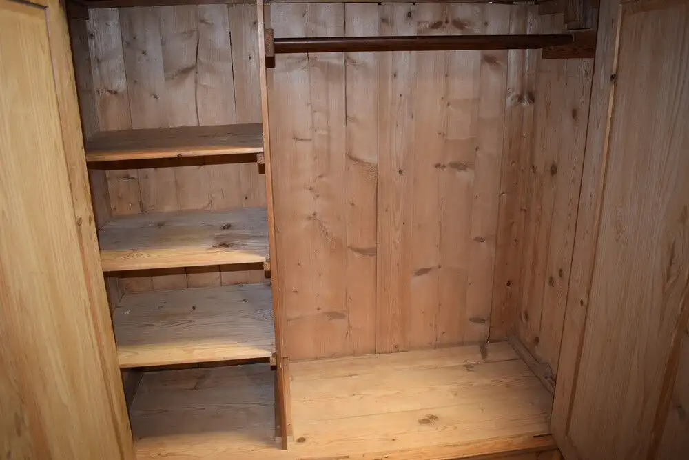 Schöner großer Dielenschrank, Weichholz, Gründerzeit mit 2 Schubladen, TOP 3