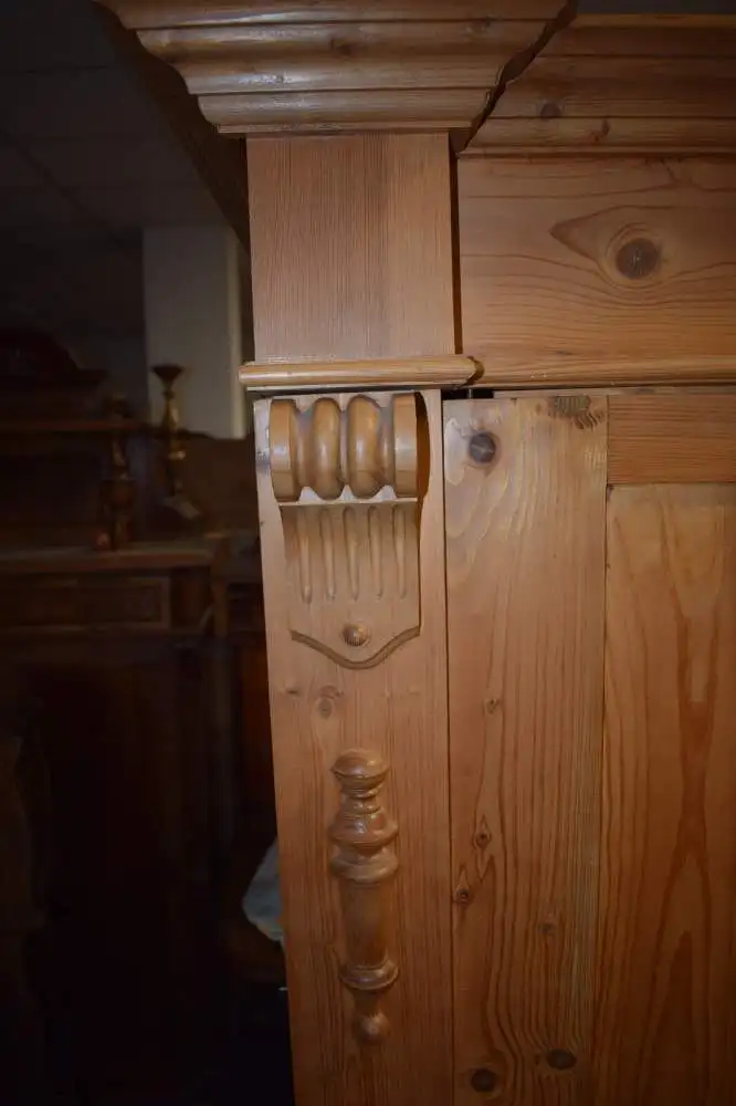 Schöner großer Dielenschrank, Weichholz, Gründerzeit mit 2 Schubladen, TOP 8