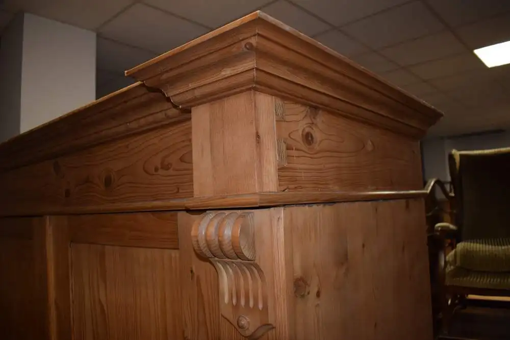 Schöner großer Dielenschrank, Weichholz, Gründerzeit mit 2 Schubladen, TOP 9