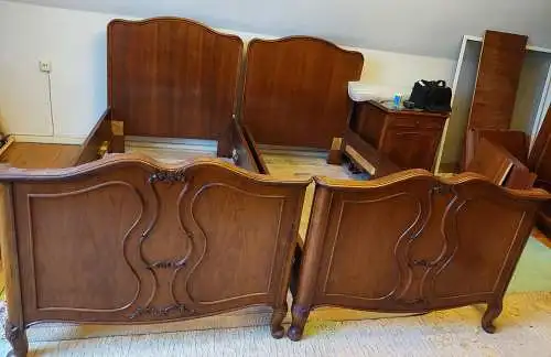 2 Betten mit 2 passenden Nachttischen Schlafzimmer, Nussbaum TOP ZUSTAND!!