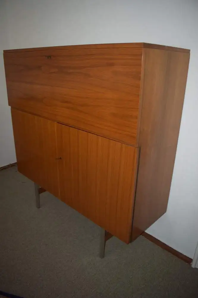 Großes Highboard mit Barteil, kanadischer Nußbaum von 1967 Top Zustand! 1