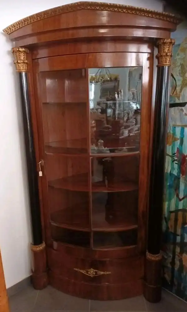 Schöne Vitrine für die Ecke, Eckvitrine, Nussbaum furniert, schwarze Säulen TOP! 0