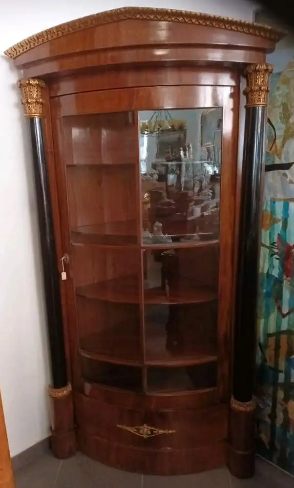 Schöne Vitrine für die Ecke, Eckvitrine, Nussbaum furniert, schwarze Säulen TOP! 1