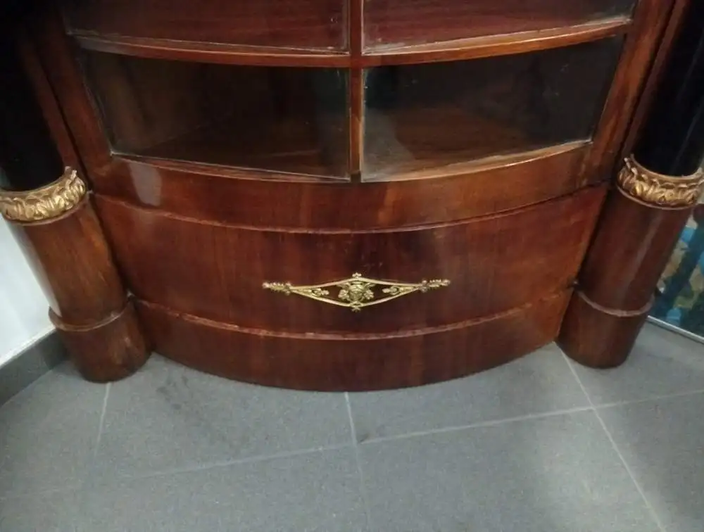 Schöne Vitrine für die Ecke, Eckvitrine, Nussbaum furniert, schwarze Säulen TOP! 2