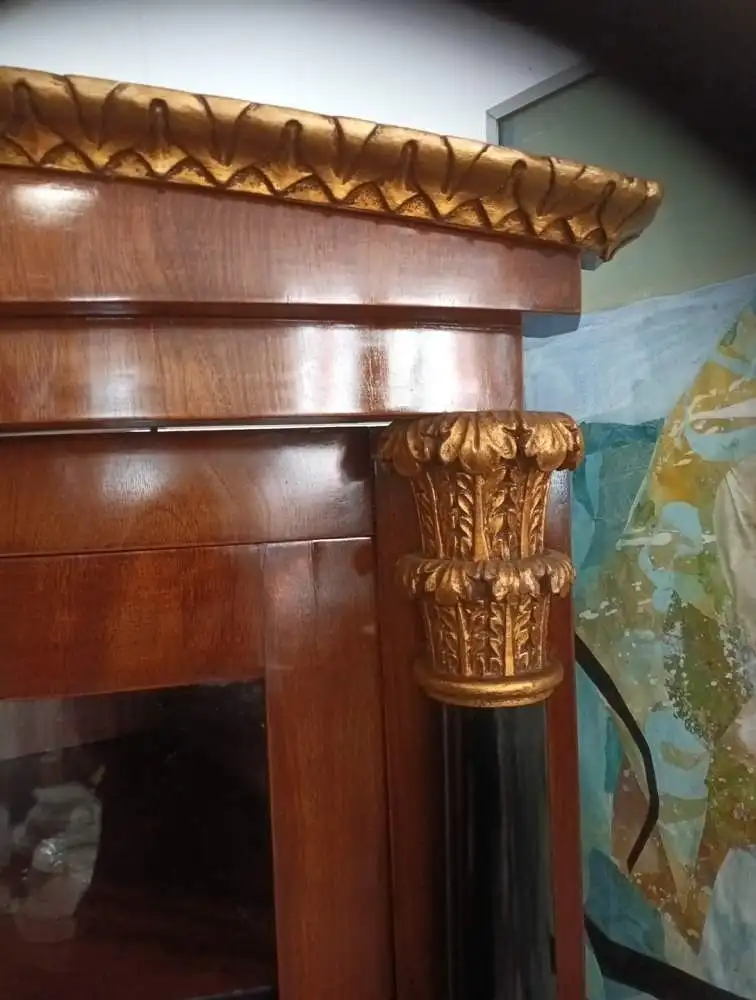 Schöne Vitrine für die Ecke, Eckvitrine, Nussbaum furniert, schwarze Säulen TOP! 3