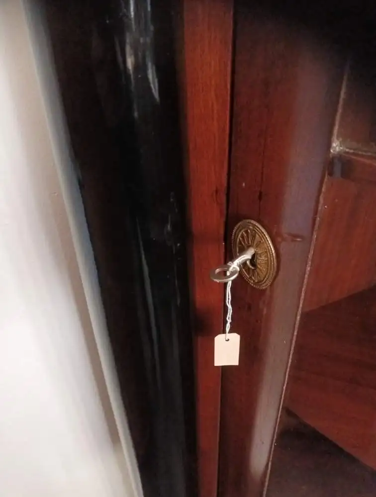 Schöne Vitrine für die Ecke, Eckvitrine, Nussbaum furniert, schwarze Säulen TOP! 4