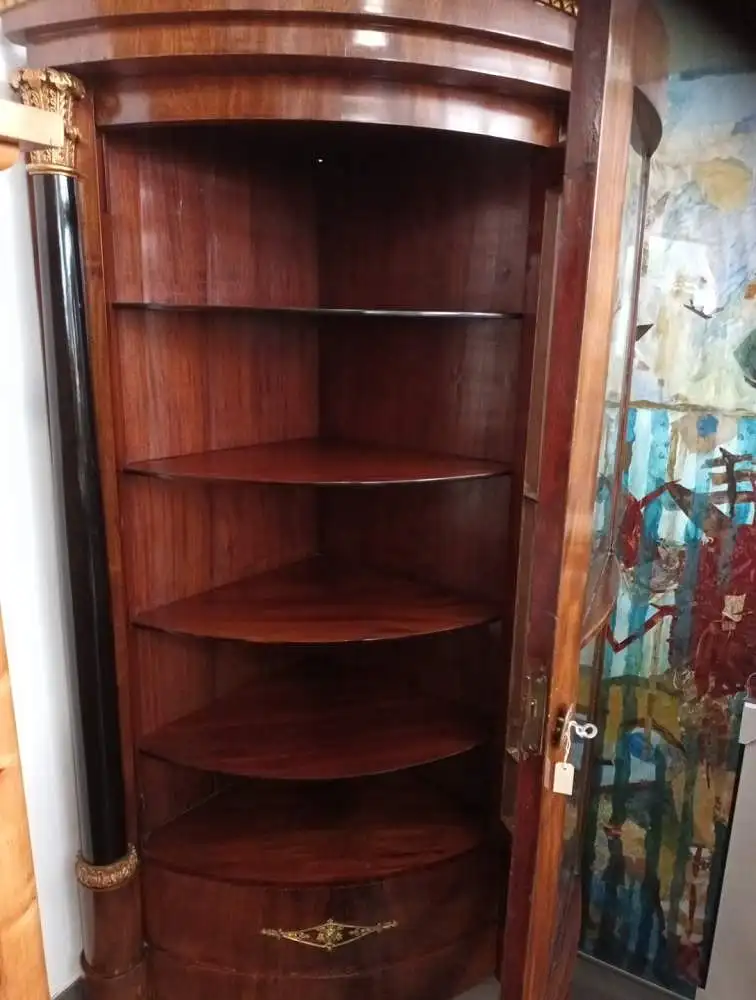 Schöne Vitrine für die Ecke, Eckvitrine, Nussbaum furniert, schwarze Säulen TOP! 5