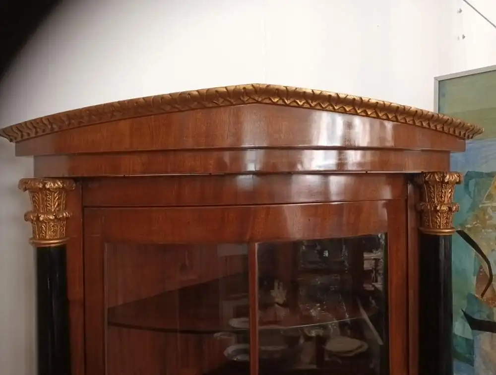Schöne Vitrine für die Ecke, Eckvitrine, Nussbaum furniert, schwarze Säulen TOP! 6