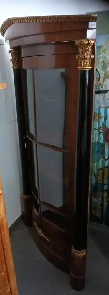 Schöne Vitrine für die Ecke, Eckvitrine, Nussbaum furniert, schwarze Säulen TOP! 7