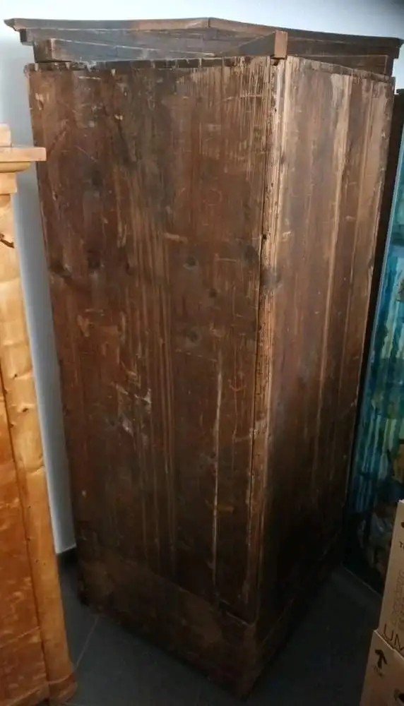 Schöne Vitrine für die Ecke, Eckvitrine, Nussbaum furniert, schwarze Säulen TOP! 8