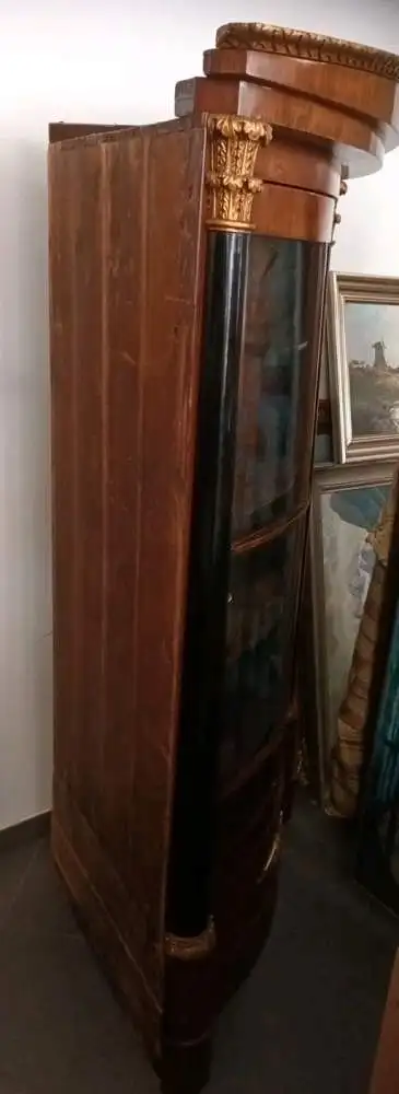 Schöne Vitrine für die Ecke, Eckvitrine, Nussbaum furniert, schwarze Säulen TOP! 9