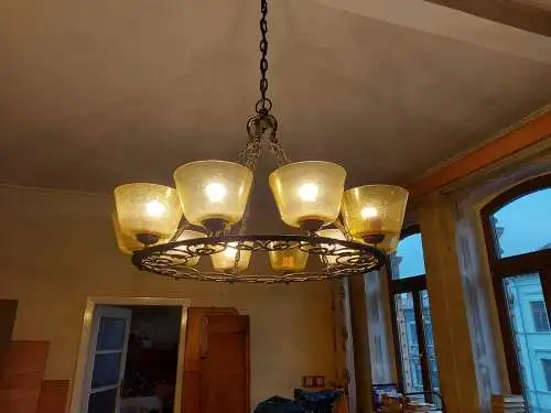 Riesige schmiedeeiserne Lampe mit 10 Glasschirmen, Rittersaal, Burg, Gaststätte