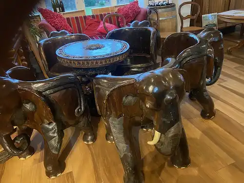 Sitzgruppe bestehend aus 5 Elefantenstühle und einem Tisch