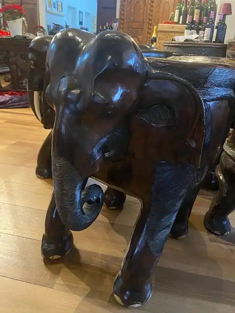 Sitzgruppe bestehend aus 5 Elefantenstühle und einem Tisch 1