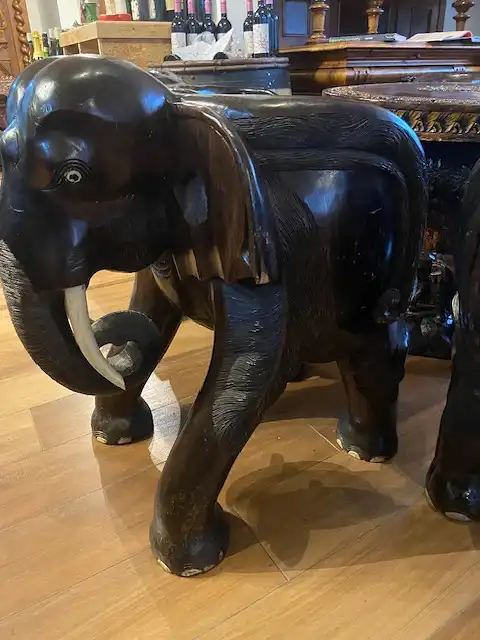 Sitzgruppe bestehend aus 5 Elefantenstühle und einem Tisch 2