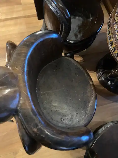 Sitzgruppe bestehend aus 5 Elefantenstühle und einem Tisch 3