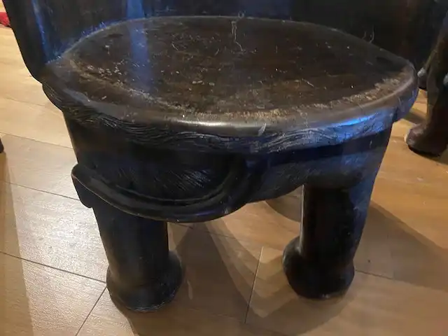 Sitzgruppe bestehend aus 5 Elefantenstühle und einem Tisch 4