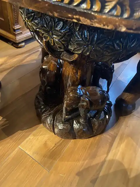 Sitzgruppe bestehend aus 5 Elefantenstühle und einem Tisch 5