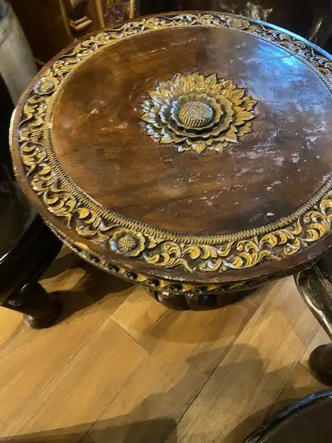 Sitzgruppe bestehend aus 5 Elefantenstühle und einem Tisch 6