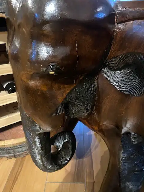 Sitzgruppe bestehend aus 5 Elefantenstühle und einem Tisch 7