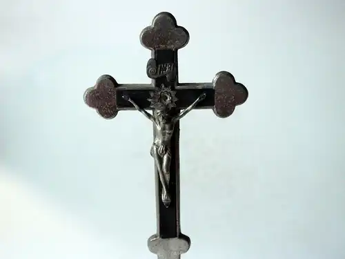 Altes Kreuz Kruzifix Metall zum Aufstellen 