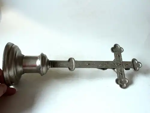 Altes Kreuz Kruzifix Metall zum Aufstellen 