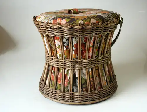Schöner Vintage Nähkorb aus Rattan, Stoff, Holz, Nähkästchen mit Plastikeinsatz,
