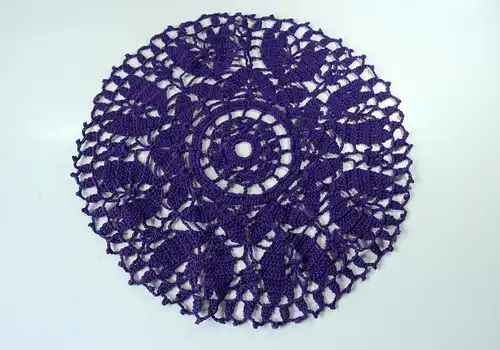 Handgearbeitetes rundes Häkeldeckchen 40 cm Durchmesser, lila, Mandala, Tischdecke