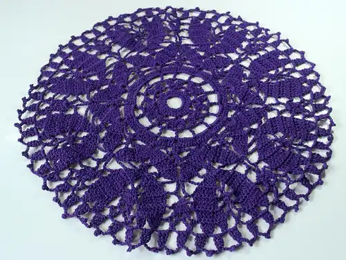 Handgearbeitetes rundes Häkeldeckchen 40 cm Durchmesser, lila, Mandala, Tischdecke