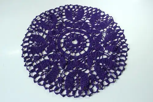 Handgearbeitetes rundes Häkeldeckchen 40 cm Durchmesser, lila, Mandala, Tischdecke