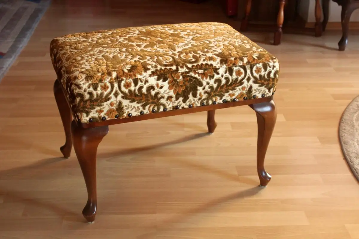 1960s Schminkhocker, Schlafzimmerhocker aus Holz im Chippendale-Style mit Polsterung, Vintage 1