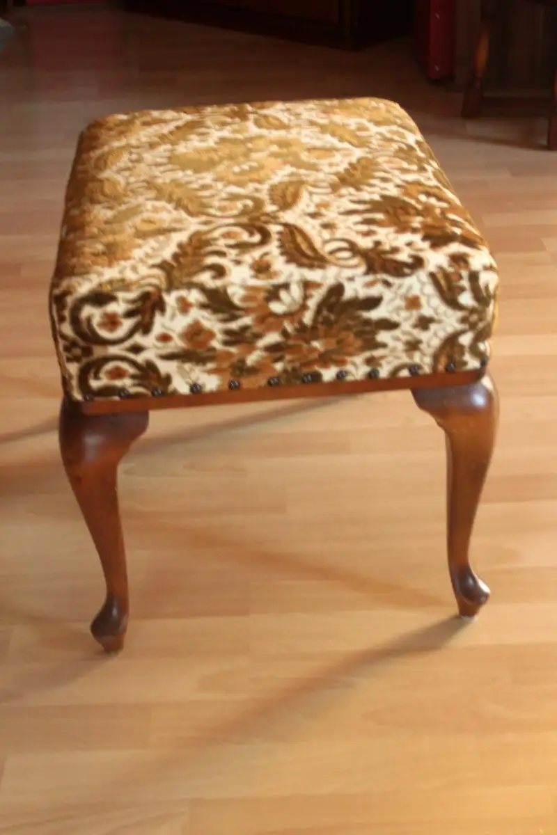 1960s Schminkhocker, Schlafzimmerhocker aus Holz im Chippendale-Style mit Polsterung, Vintage 2